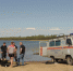 Водолазы обследуют дно пляжа на Голубом озере - Заполярный район